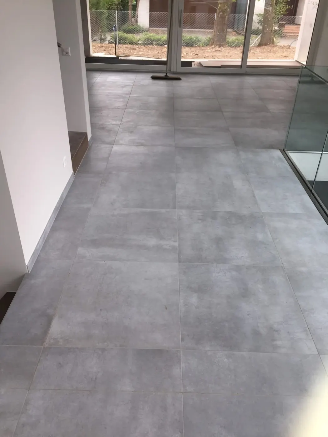 Sol en carrelage gris grand format