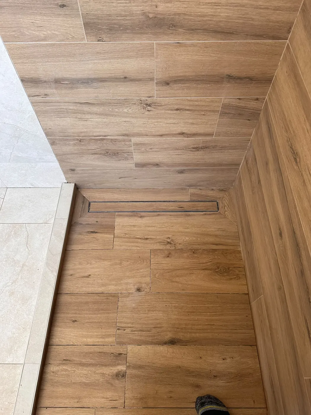 Pendant : douche en carrelage effet bois avec niche murale