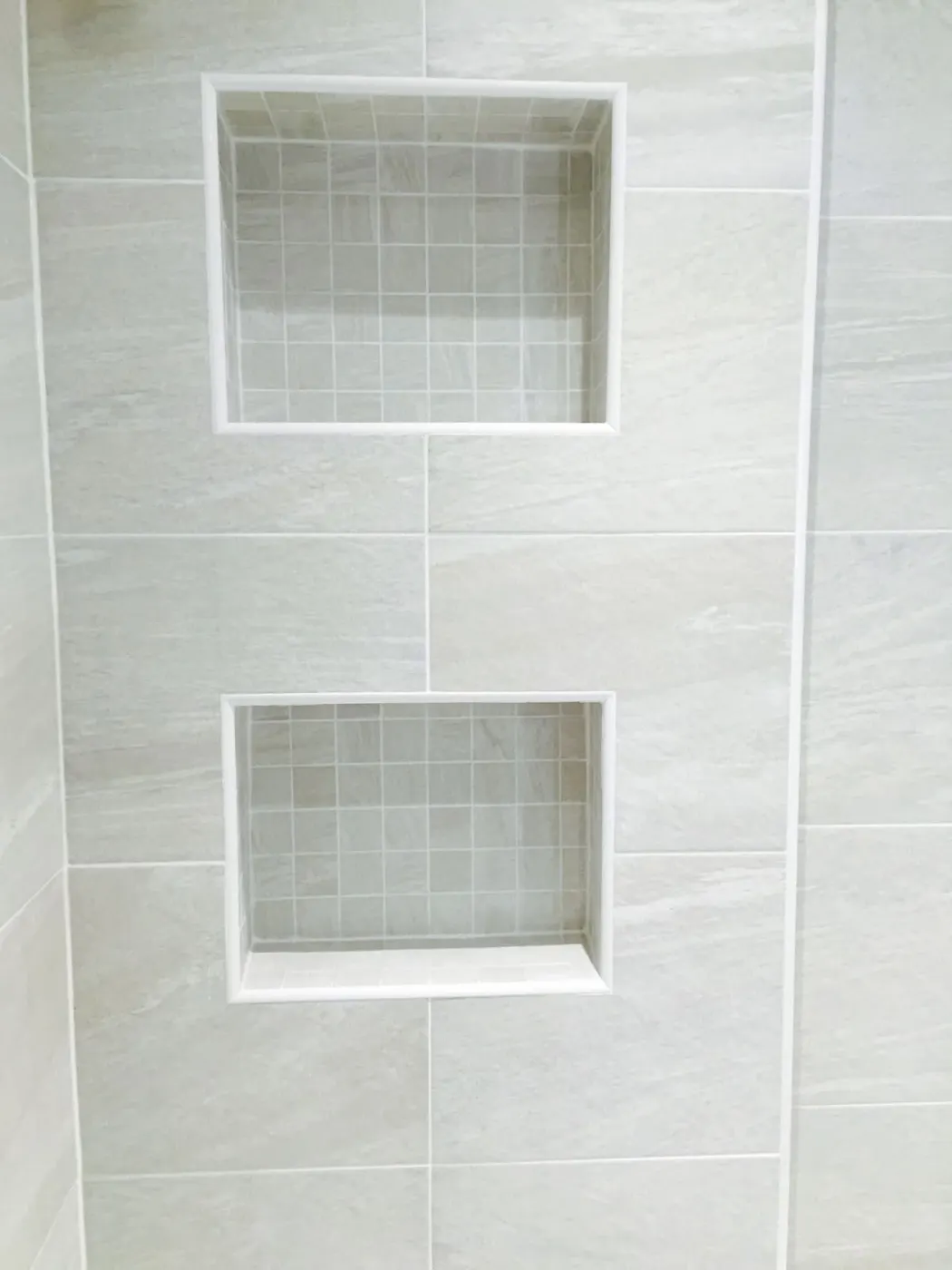 Niches murales carrelées dans une douche