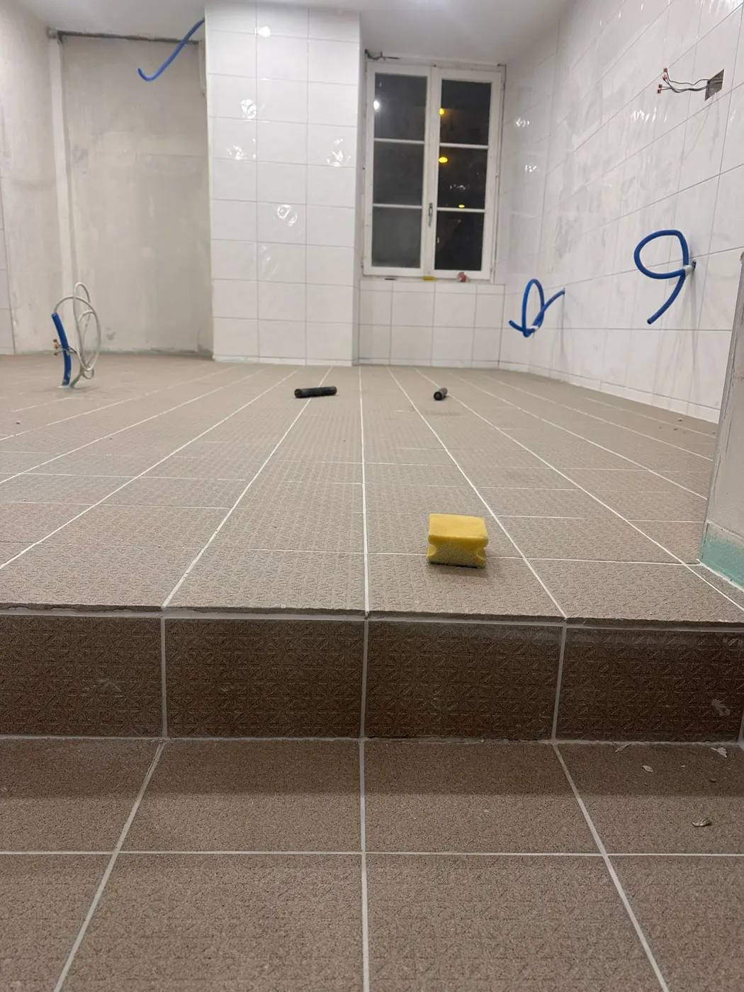 Pendant : sol en carrelage gris avec joints réguliers